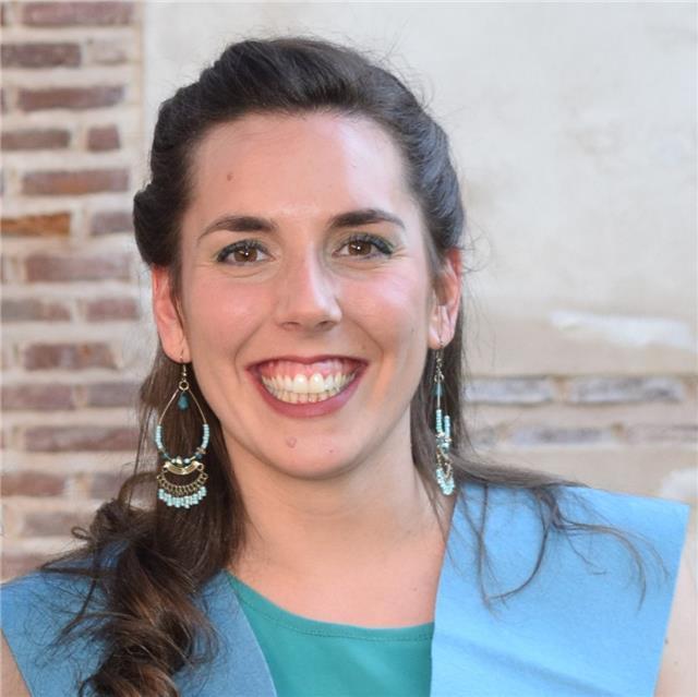 Graduada en magisterio de ed. primaria y humanidades da clases de lengua, inglés (b1, b2 evau y pet, historia y filosofía a estudiantes de eso y bach