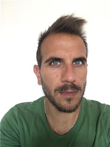 Insegnate di italiano e storia offre ripetizioni