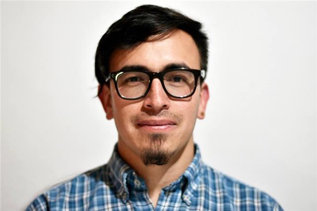 Doy clases de diseño y de photoshop, illustrator, indesign, premier pro, after effects. hago restauración de fotos antiguas