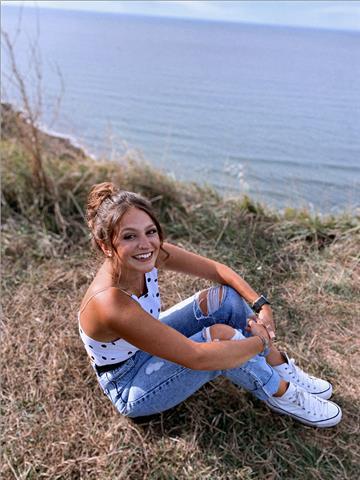 Hola! soy nayra, tengo 23 años y este año acabo la carrera de marketing en sarriko