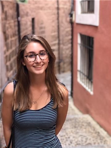 Me considero una persona creativa, me gusta el arte, viajar, pasar tiempo con mis seres queridos, disfrutar de la naturaleza y el deporte... en lo profesional y académico, me considero una persona responsable, activa y resolutiva. me apasiona la enseñanza