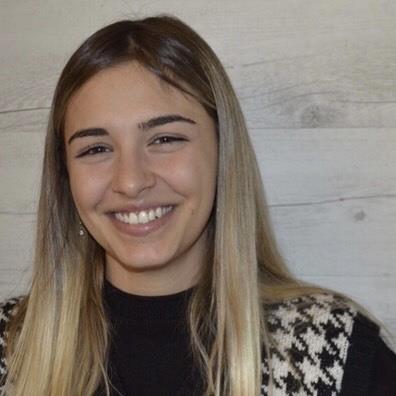 Studentessa universitaria impartisce ripetizioni a studenti delle elementari/medie
