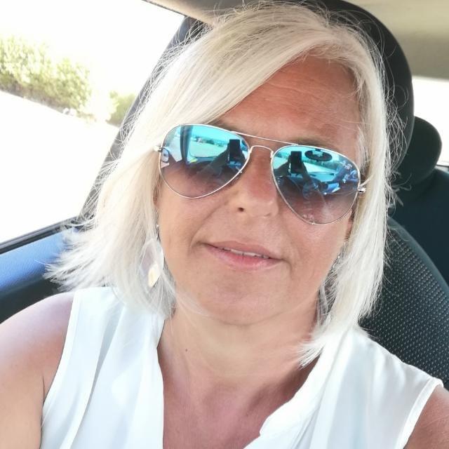 Diplomata al liceo linguistico S. Orsola, con attestati conseguiti in Inghilterra, impartisce lezioni di inglese