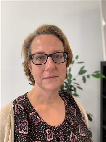 Soy licenciada en administración y dirección de empresas, y las matemáticas siempre se me dieron bien. tengo mucha paciencia para explicar y dar vueltas a las explicaciones que doy para que el alumno lo entienda