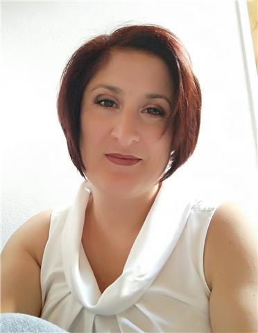 Mi sono diplomata al Conservatorio ed ho studiato per poter insegnare ed avvicinare alla musica chi vuole imparare. Insegno teoria musicale e solfeggio oltre alla pratica per garantire una buona preparazione sia per la pratica amatoriale che nel caso ci s