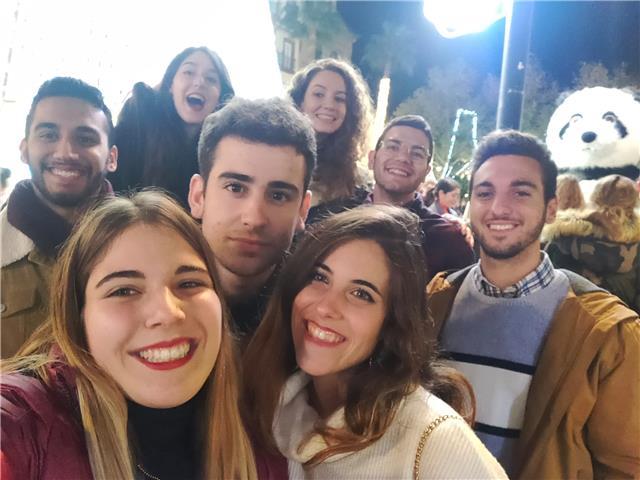 Alumno de segundo grado de matemáticas y estadística, con enseñanza secundaria cercana, voluntario en asociación para enseñanza secundaria😊