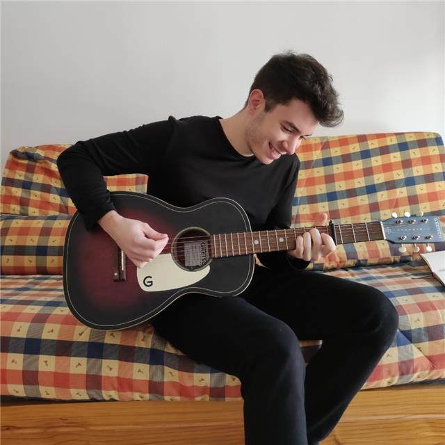 Guitarrista ofrece clases particulares: teoría musical y práctica con instrumento