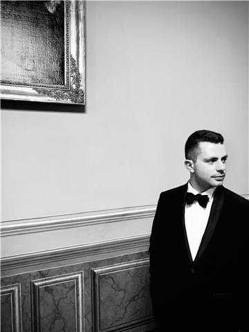 Laureato in studi internazionali all’università di bologna e di milano, con due master in history of economics alla lse london school of economics e uno in world history alla university of tel aviv in israele, offre ripetizioni private in storia e filosof