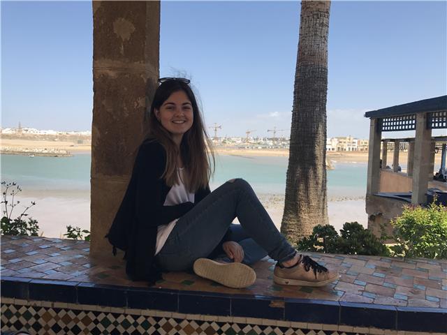 Puedo dar clase de matematicas y de cualquier materia de ciencias o lenguas (catalan, español e ingles) a nivel de primaria y eso