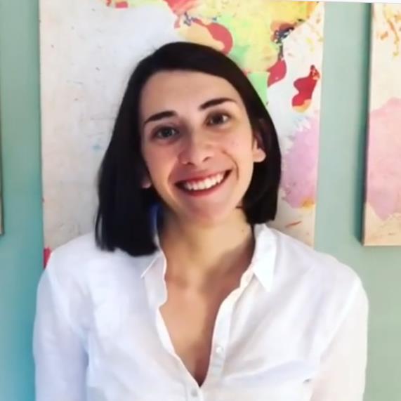 Insegnante di inglese bilingue e certificata Cambridge con 5+ anni di esperienza. Preparazione esami Cambridge e IELTS online