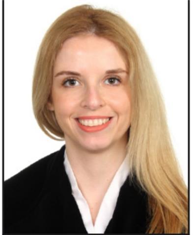 Profesora de inglés imparte clase a niños de todas las edades