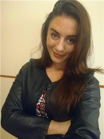 Laureanda impartisce lezioni di inglese a studenti di scuola primaria e secondaria di primo e secondo grado