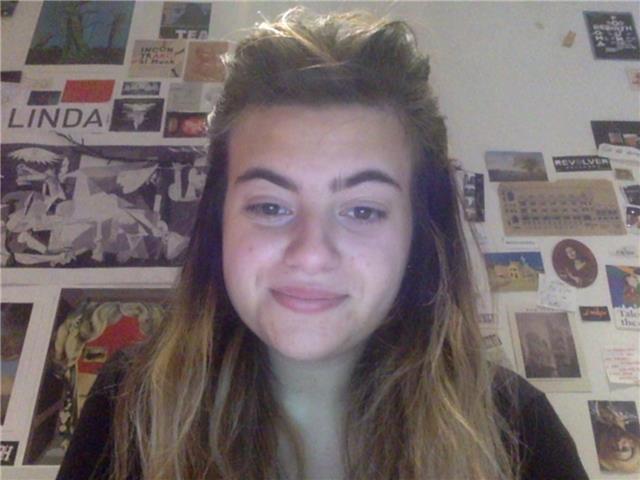 Studentessa che frequenta il quinto anno di liceo artistico offre lezioni di storia