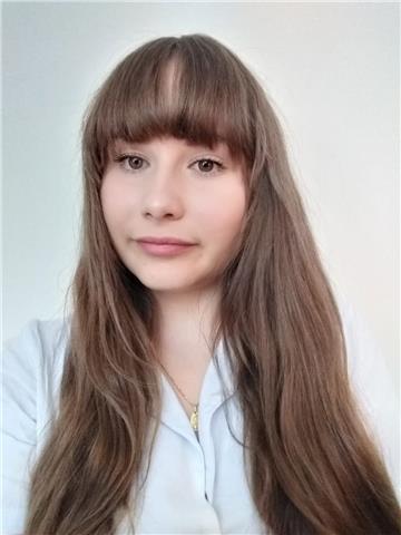 Estudiante universitaria del grado de economía en inglés ofrece clases de apoyo para primaria y la ESO. También dispuesta a dar clases de apoyo de economía no superiores a bachillerato