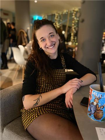 Ragazza giovane e smart con molta esperienza all'estero offre ripetizioni a ragazzi e ragazze (elementari,medie o superiori). Il metodo che utilizzo coinvolge i ragazzi rendendo lo studio qualcosa di curioso, interattivo ed interessante