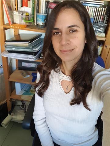 Ragazza italiana madrelingua, laureata in giurisprudenza e specializzata con ottimo livello di lingua inglese, francese e spagnola impartisce lezioni lingua italiana, aiuto compiti nelle tre lingue e in diritto