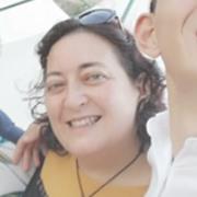 Insegnante della primaria impartisce lezioni di matematica ,scienze