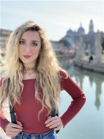 Studentessa universitaria offre lezioni private e aiuto compiti scuole elementari-medie-superiori (tutte le materie, anche lingue straniere)