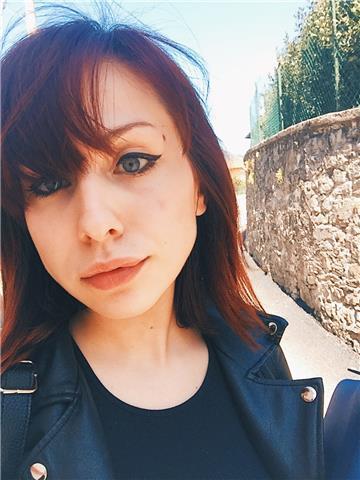 Studentessa universitaria di Filosofia con diploma di liceo classico impartisce lezioni private di lingua inglese e materie umanistiche
