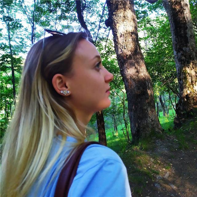 Mi chiamo Fabiola, ho 22 anni, sono nata a Milano ma il mio amore per la montagna mi ha portata a vivere la maggior parte del tempo a Bardonecchia (TO). 
In questo difficile periodo di chiusura delle scuole, offro il mio aiuto a bambini e ragazzi di tutte
