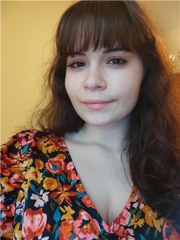 Mi chiamo Chiara, vivo a Piedimonte Etneo, ho 19 anni e mi sono diplomata nel 2020 presso il liceo linguistico  Leonardo  di Giarre. Ho studiato inglese, tedesco e spagnolo, quindi posso offrire un servizio di doposcuola per queste materie, oltre a lezion