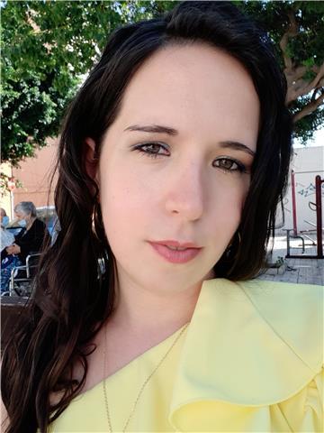 Profesora nativa de español se ofrece a dar clases de forma divertida, a través de dinámicas: juegos de cartas con claves y gramática, vocabulario a través de cuentos, dibujos. se trata de aprender de forma práctica y fácil, me adapto a los conocimientos 