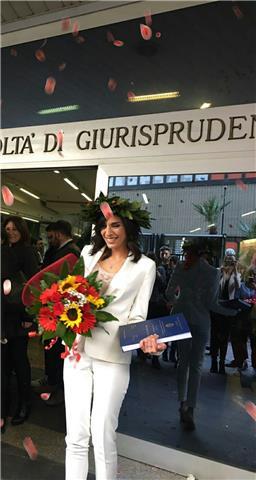 Insegnante laureata in giurisprudenza, impartisce lezioni di diritto in zona Pozzuoli