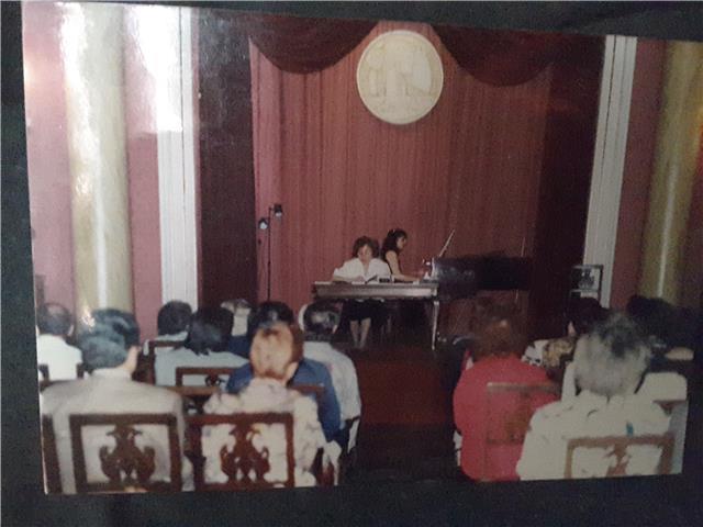 Profesora de guitarra titulada