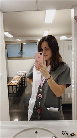 Profesora de apoyo para niños de secundaria o bachillerato