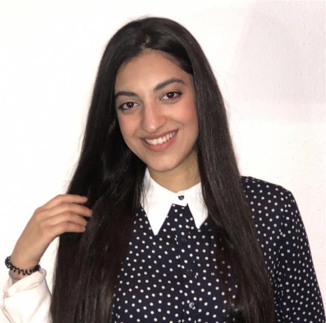 Actualmente estoy haciendo administración y dirección de empresas, pero siempre me ha gustado dar clases, especialmente estudios de educación primaria y secundaria. lo que mejor me define como profesora es el hecho de que se me da bien explicar los concep