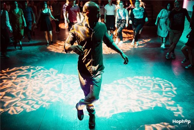 Bailarín y profesor nativo estadounidense de tap (claqué)