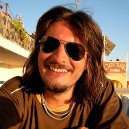 Insegnate di chitarra elettrica acustica, rock, blues, funk, pop. Con più di 20 anni d'esperienza in scuole civiche e private