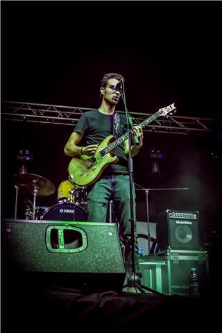 Clases de guitarra eléctrica/acústica y de música en sarón (santa maría de cayón)