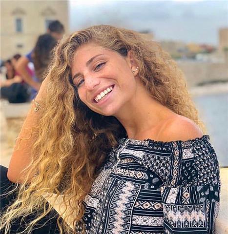 Studentessa universitaria impartisce lezioni nelle materie scientifiche