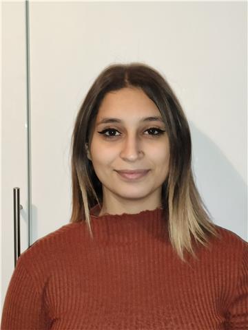 Studentessa universitaria propone lezioni private di algebra per studenti di elementari e medie