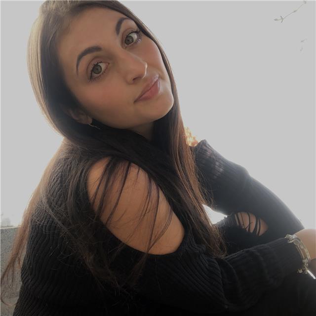 Ragazza diplomata in lingue impartisce lezioni di storia per gli studenti di scuola media/superiore