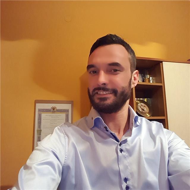 Laureato in informatica con un Master in tecnologie per il web ed un esperienza decennale in ambito programmazione web, impartisce lezioni private di java, sistemi informatici, programmazione per il web