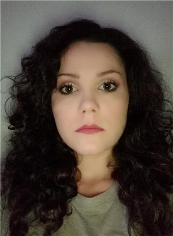 Ragazza laureata in giurisprudenza offre lezioni in diritto e economia per ragazzi delle medie/superiori/università