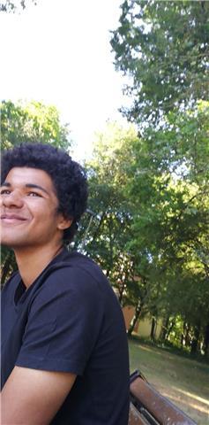 Etudiant de l'enseignement supérieur maîtrisant les matières scientifiques et les langues