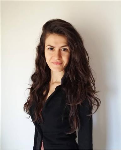 Laureata magistrale in Lingue, offro lezioni private di inglese, spagnolo e materie umanistiche a persone di ogni età e livello