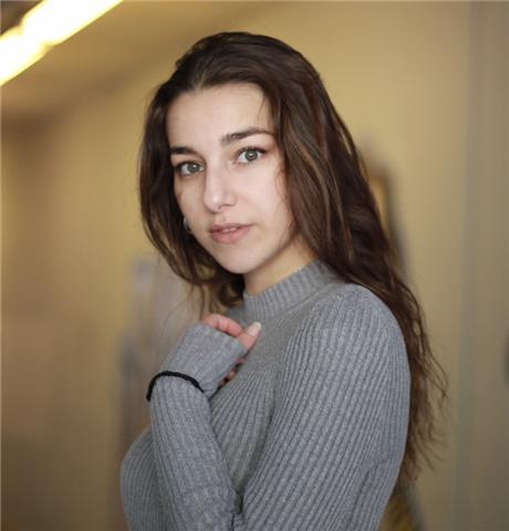 Soy estudiante de diseño con un nivel de inglés alto y ofrezco enseñanza a niños