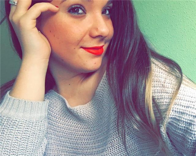 Ofrezco a dar clases de inglés a niños de primaria o eso o a cuidarles ya que también soy niñera