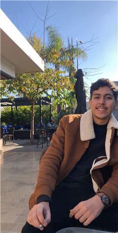Bonjour je suis étudiant trilingue je parle couramment anglais français et arabe !