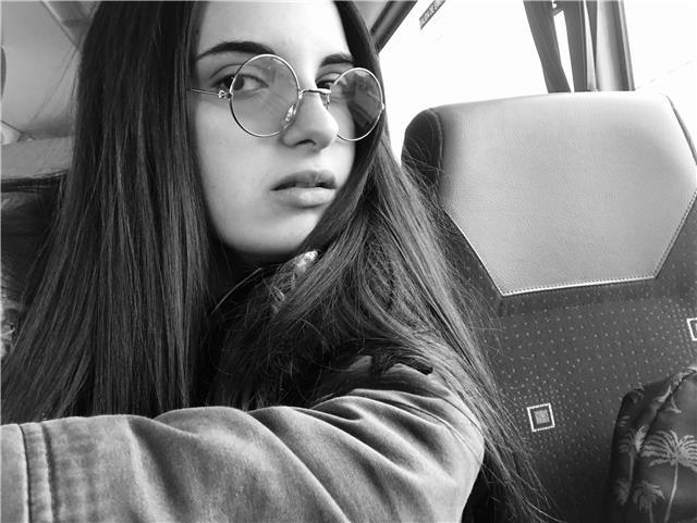 Profesora de matemáticas imparte clases de matemáticas a niños de primaria