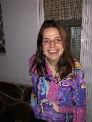 Estudiante de magisterio preparándose para el advanced ofrece classes de expresión oral, escrita, comprensión,... de conversar etc. también clases de lengua catalana y castellana. 
sobretodo de niñas y niños hasta 12