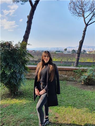 Laureata in economia offre lezioni in quasi tutte le materie