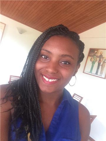 Nativa francés, enamorada de los idiomas da clases