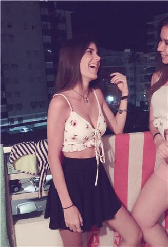 Chica joven, bachillerato superado y pau, comenzando este año la universidad con los estudios de educación primaria