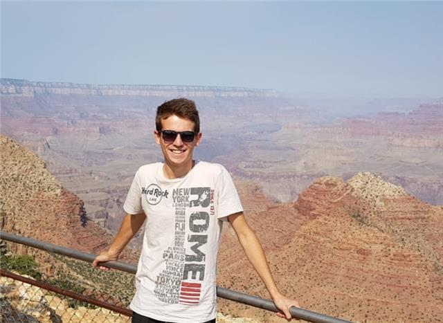 Mi chiamo Leonardo,ho 21 anni e ho frequentato il liceo scientifico a Fabriano, e proprio per la mia propensione verso le materie scientifiche ho deciso di continuare il mio percorso di studi in quell'ambito, iscrivendomi alla facoltà di ingegneria dell'e