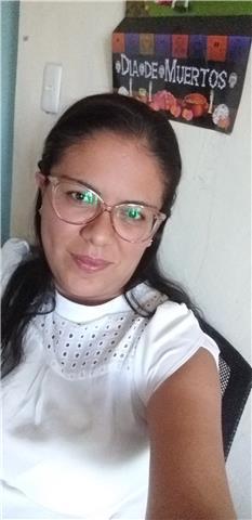 Profesora innovadora, con trato a adolescentes y adultos